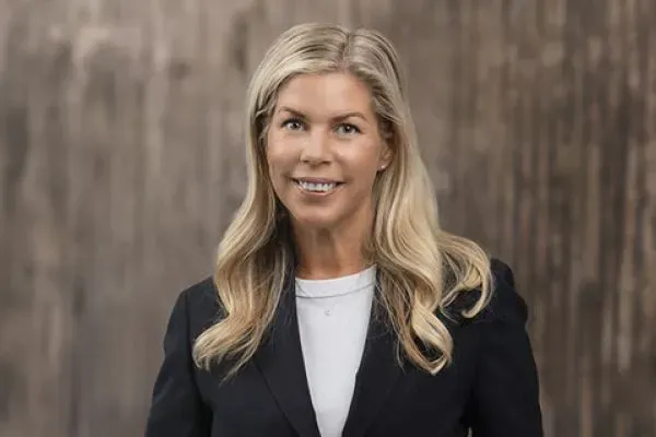 Mäklaren Sara Gustafsson hos Erik Olsson Kungsbacka.