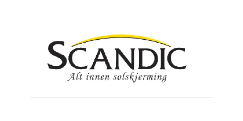 Scandic-logo med en gul bue over teksten.