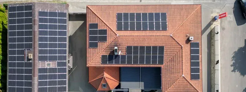 SE Sonne und Energie Vertriebs GmbH – Luftaufnahme mehrerer Photovoltaikanlagen auf Wohnhaus- und Gebäudedächern
