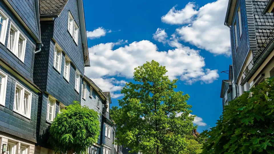 Alte schieferverkleidete Häuser an einer Gasse in Siegen