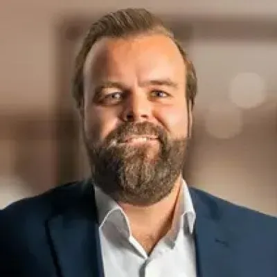 Mäklaren Simon Alerås hos mäklarbyrån HusmanHagberg Ale.