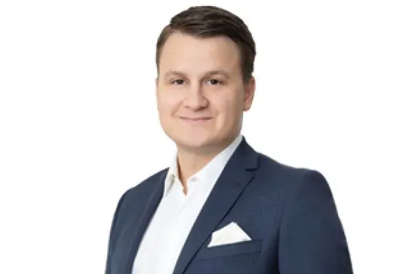 Mäklaren Simon Lindhe hos Erik Olsson Fastighetsförmedling Haninge.