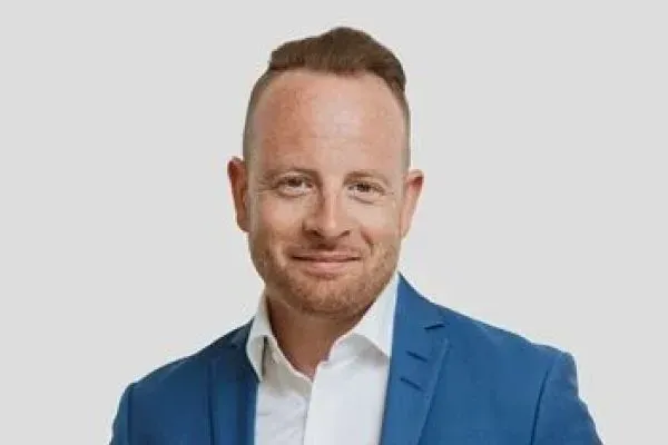 Mäklaren Simon Petersson hos mäklarbyrån Mäklarhuset Norrköping.