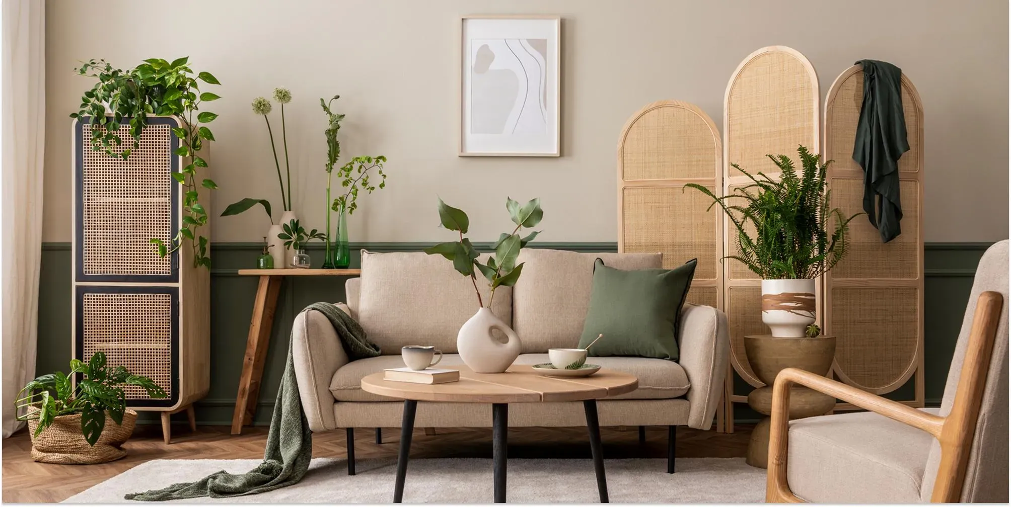 Beige soffa med grön kudde i modernt vardagsrum med växter och träinredning.