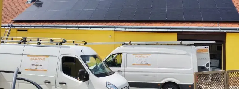SolarCraft GmbH – Firmengebäude mit Photovoltaikanlage auf dem Dach und zwei Montagefahrzeugen