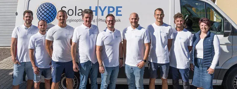 Solarhype GmbH – Team vor Firmenfahrzeug für Energieoptimierung und Photovoltaik