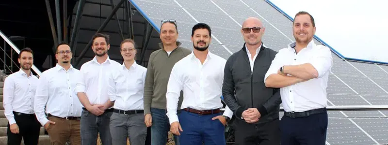 Solaro Energy Solutions GmbH – Team vor großer Photovoltaikanlage auf Solarcarport