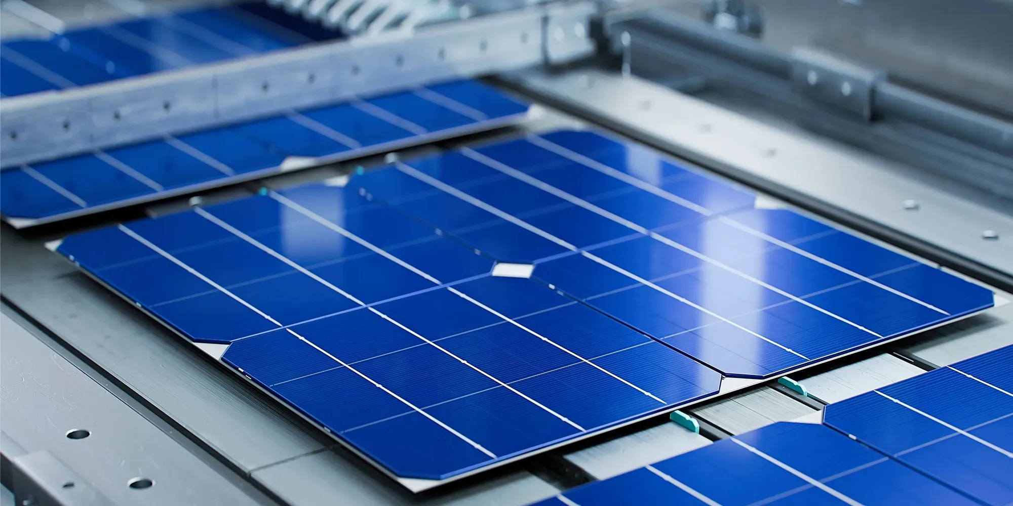 Mehrere blaue Solarpanels auf einem weißen Montagerahmen angeordnet.