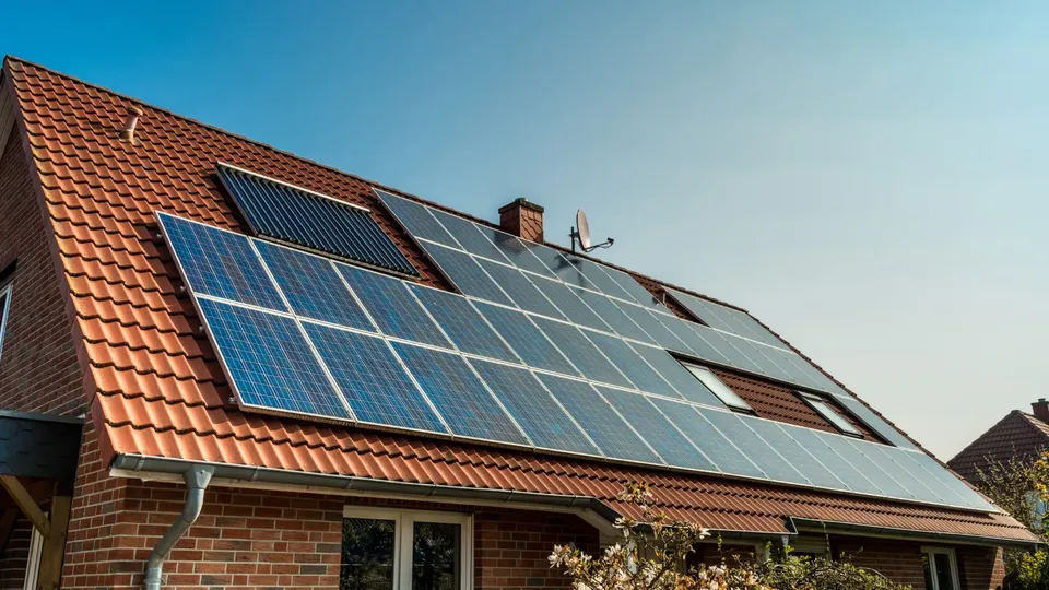 Solceller monteret på taget af typisk dansk hus