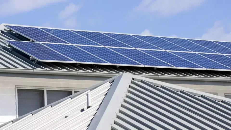 Solceller på plåttak.