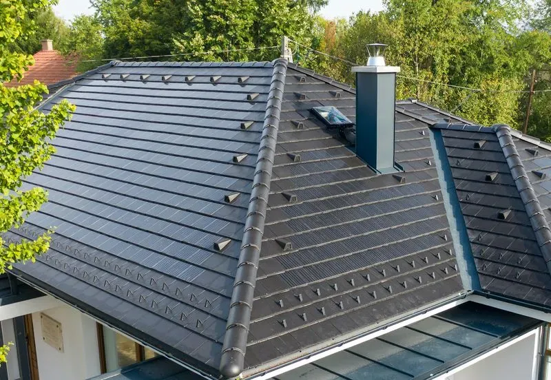 Villa med integrerade solceller på taket.