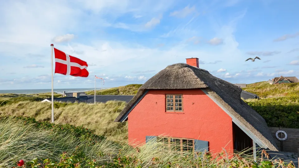 Rødt sommerhus på den danske vestkyst