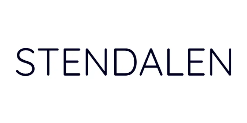 En svartvit logotyp för Stendalen, ett företag inom dödsbotömning.