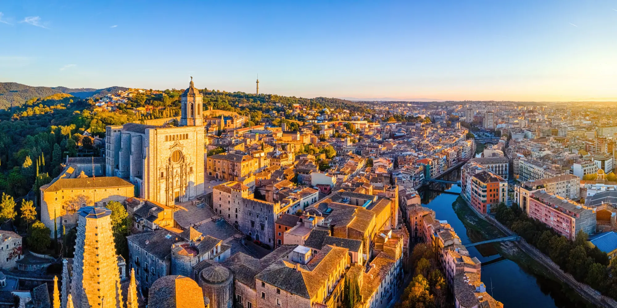 Vista aérea de la catedral de Girona y la ciudad medieval al atardecer.