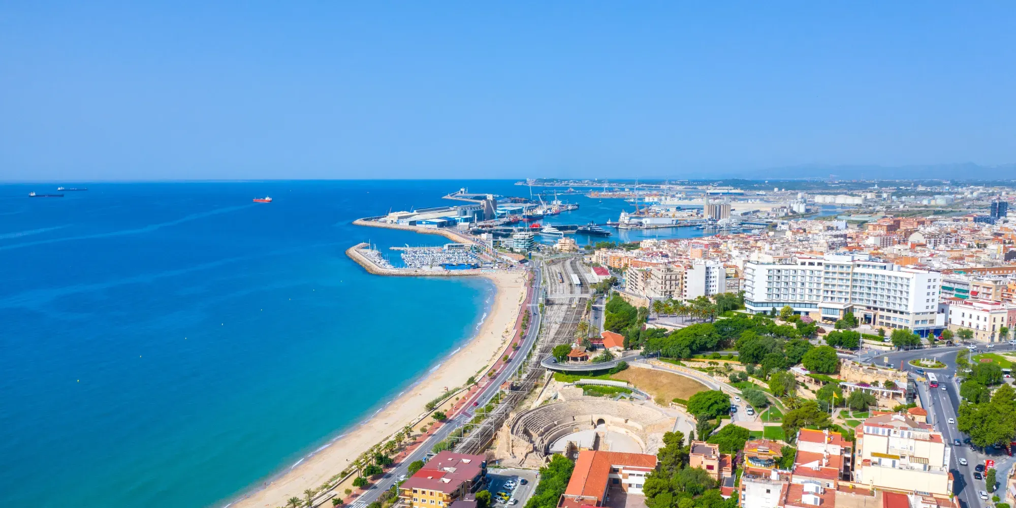 Vista aérea de la ciudad costera de Tarragona con playa, puerto y Mar Mediterráneo.