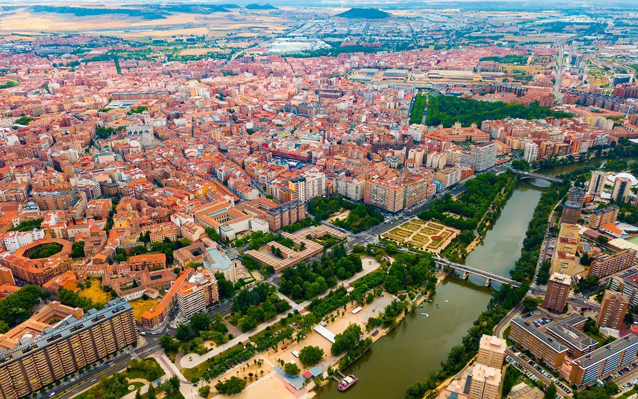 Vista aérea de la ciudad de Valladolid con río y paisaje circundante.