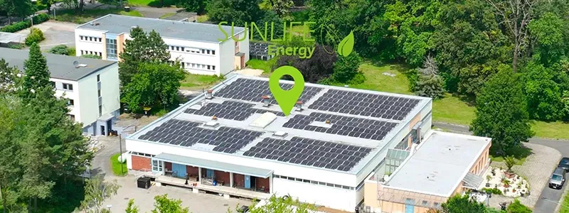 Sunlife Energy GmbH – Luftaufnahme eines Gewerbegebäudes mit großflächiger Photovoltaikanlage auf dem Flachdach