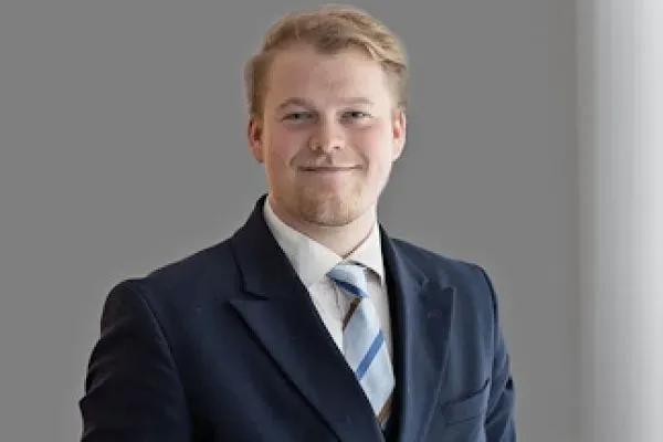 Mäklaren Teodor Morin hos Boporten.