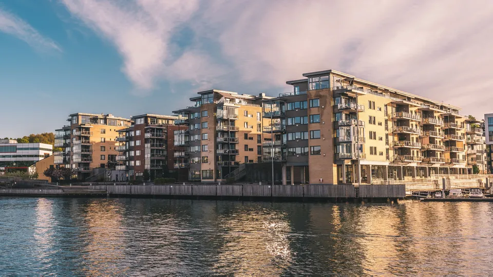 Boligbygg langs bryggen i Tønsberg