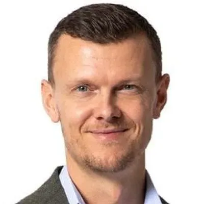 Mäklaren Tobias Darnell hos Länsförsäkringar Fastighetsförmedling Hammarby Sjöstad.