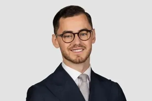 Mäklaren Tobias Willhardt hos Mäklarhuset Bromma.