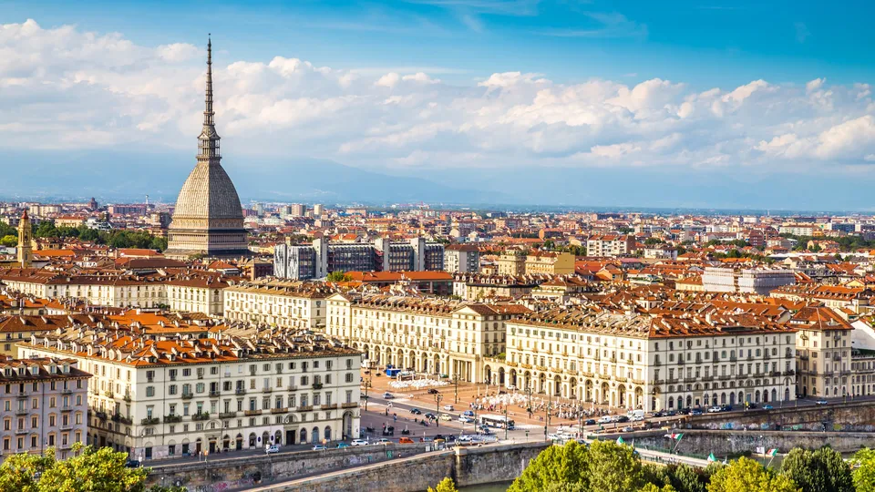 Panorama di Torino con la Mole Antonelliana che domina lo skyline.
