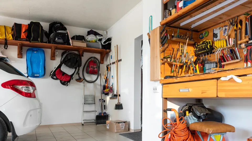 garage med diverse værktøj