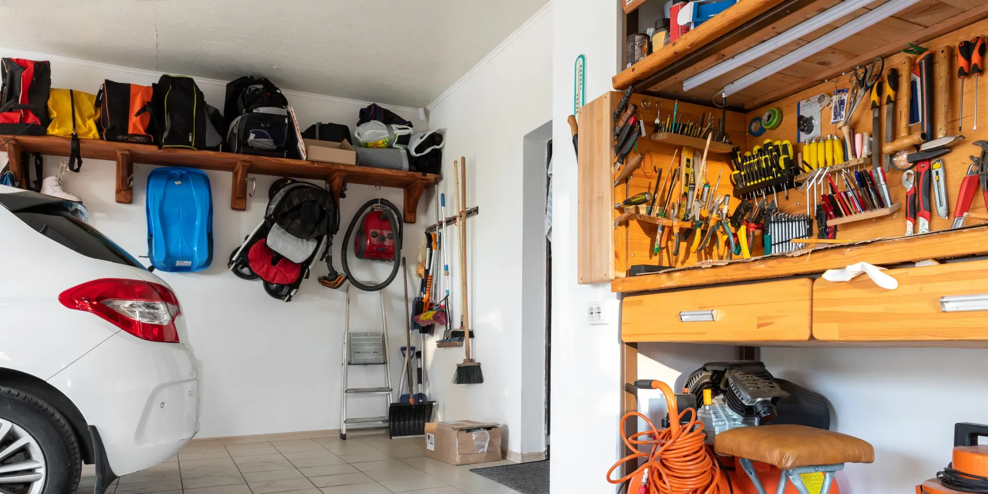 garage med diverse værktøj