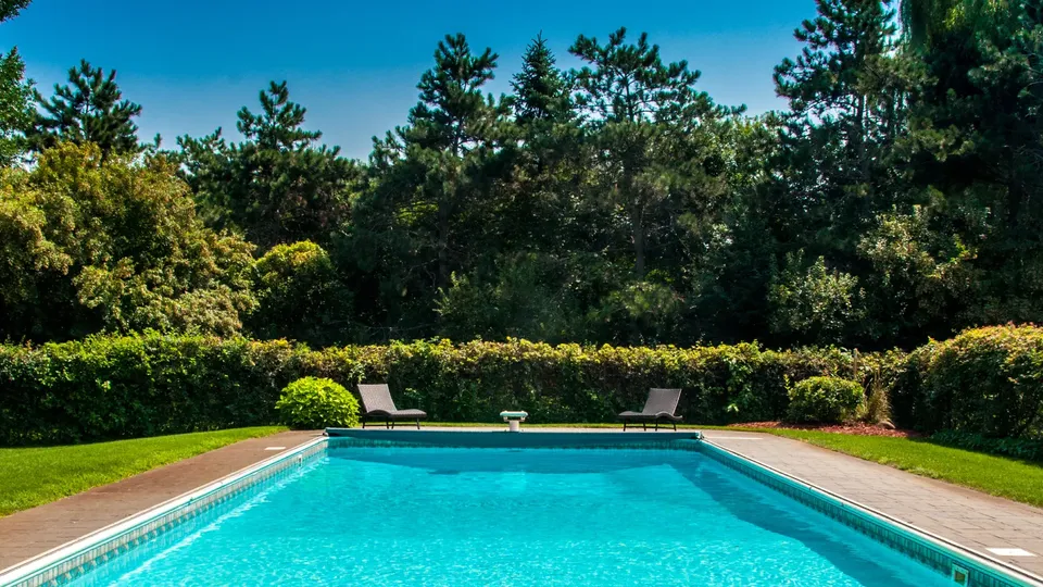 Pool i en have