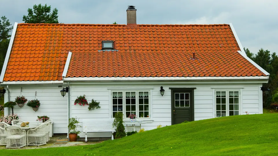 Kjøpe varmpepumpe tips: Bilde av en enebolig med orange tak