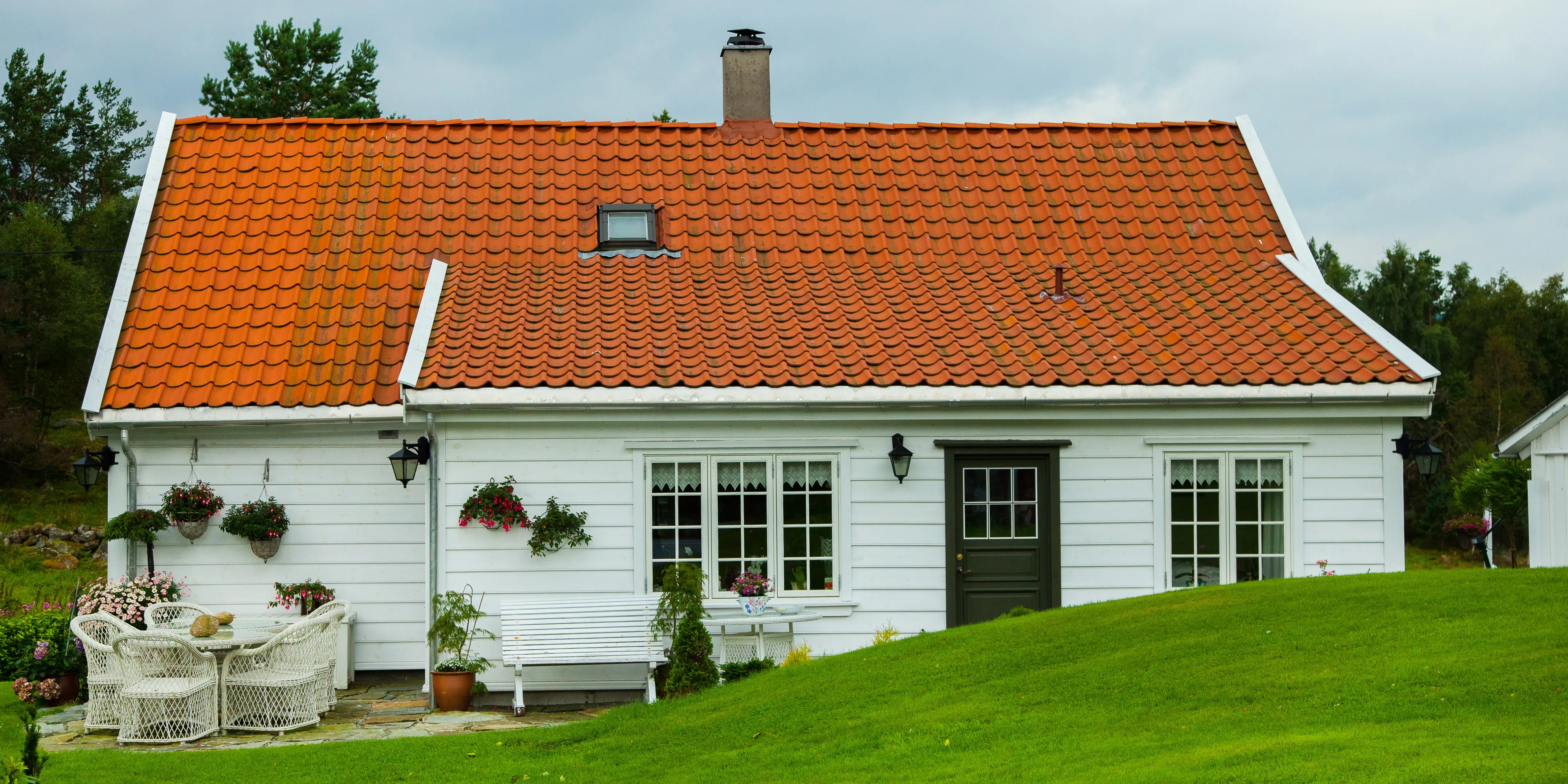 Kjøpe varmpepumpe tips: Bilde av en enebolig med orange tak