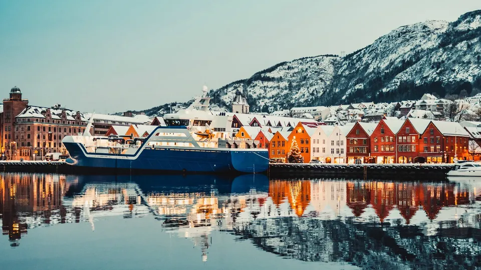 Et skip ved bryggene i Bergen.