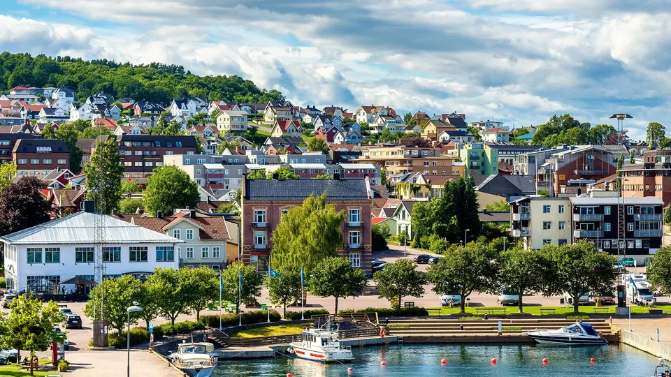Kystbyen Horten med fargerike hus på bakken og båter i havnen.