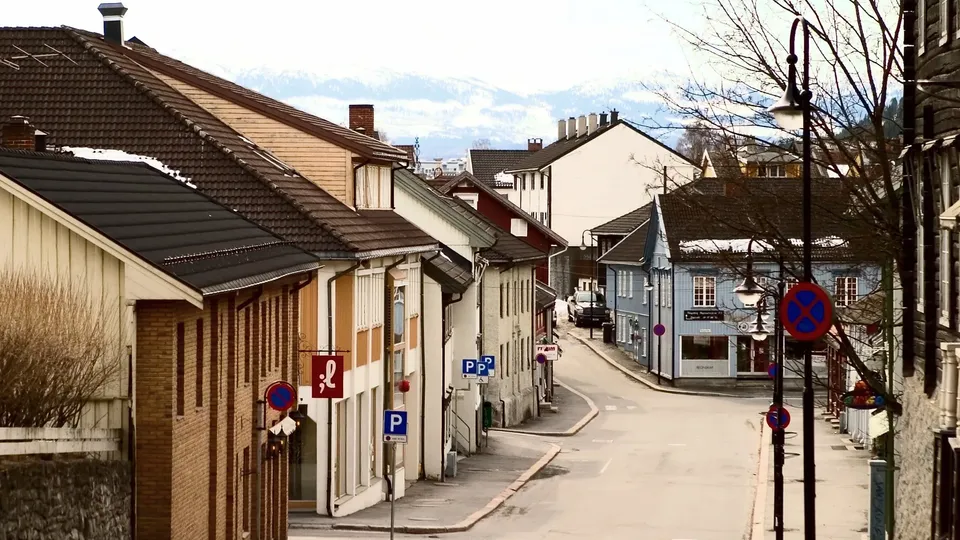 Varmepumpe i Kongsberg: boligområde med tradisjonelle hus og bygninger