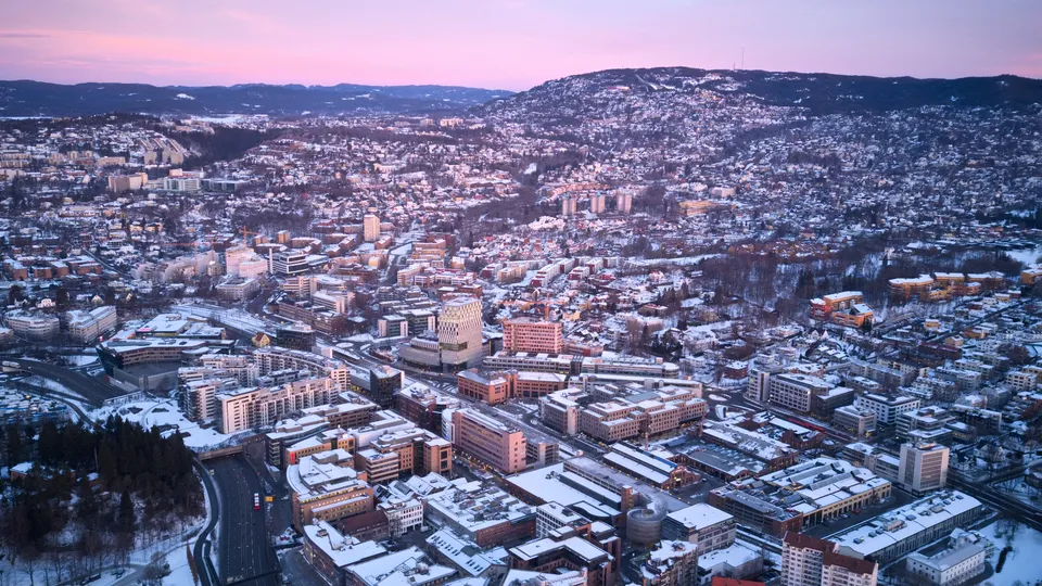 Varmepumpe i Oslo: Panoramautsikt over Oslo på en vinterdag med snø