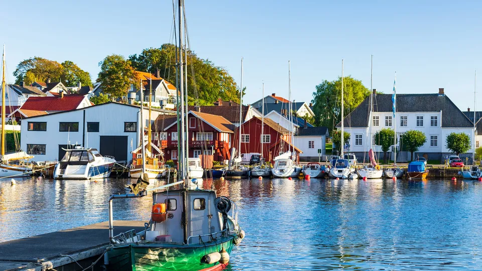 Varmepumpe. Porsgrunn: brygge med båter