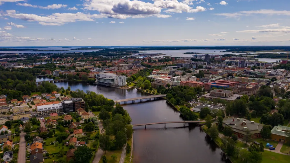 Flygfoto över Karlstad med vattendrag och broar som spänner över vattnen.