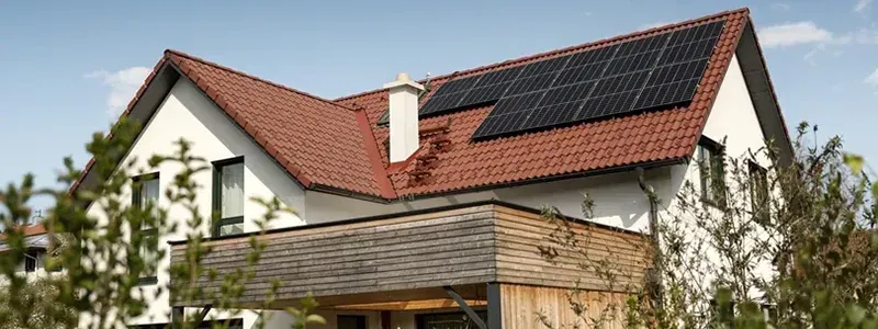 VERBUND Energy4Customers GmbH – modernes Einfamilienhaus mit Photovoltaikanlage auf rotem Ziegeldach