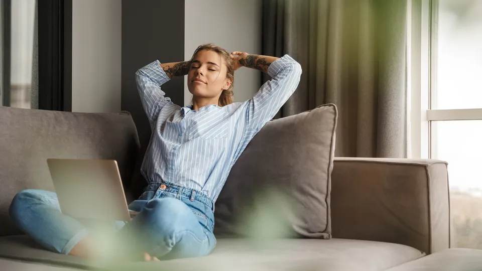 Kvinde nyder indeklimaet i sit sit hjem.