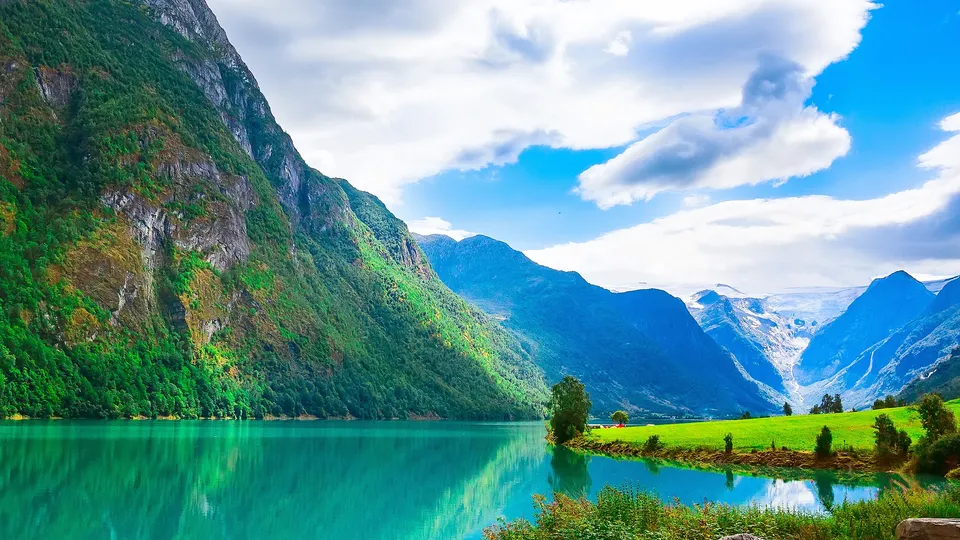 Fjordlandskap i Vestland med turkis vann, bratte fjell og isbre – naturskjønt område i Vestland fylke.