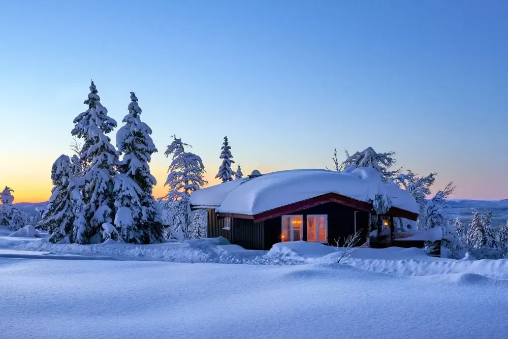 En fjällstuga som är vinterbonad för att hålla inne värmen.