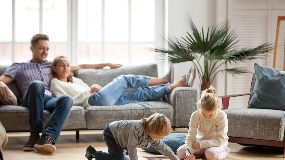 Familie slapper af i hjemmet