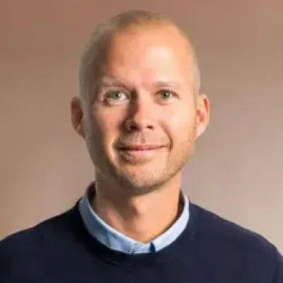 Mäklaren William Olsson hos mäklarbyrån HusmanHagberg Ale.