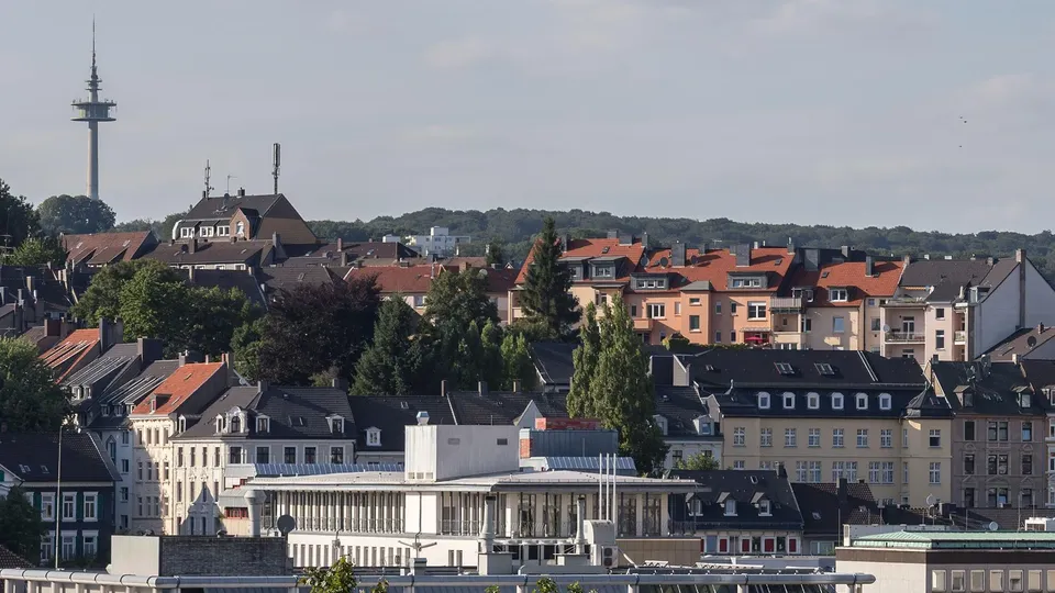 Blick über Wuppertal mit Fernsehturm auf dem Hügel